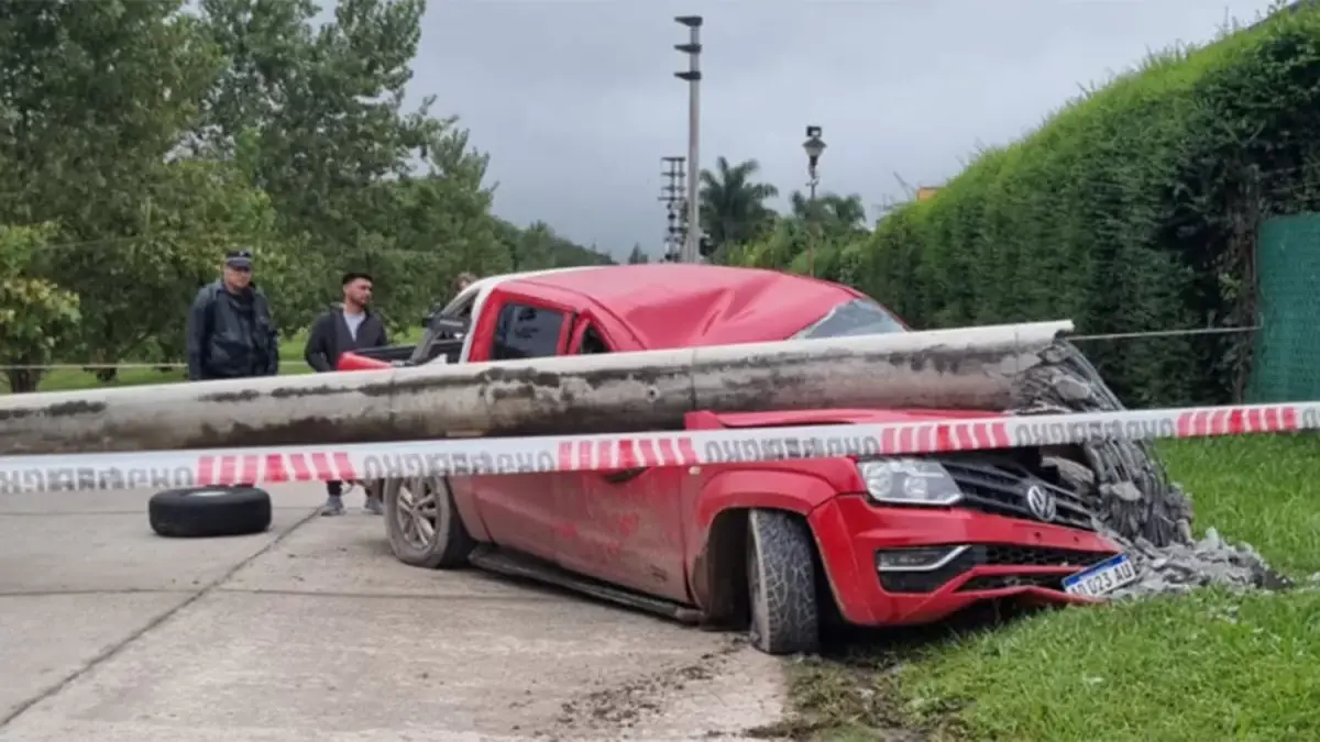 Una camioneta chocó contra un poste de luz y dejó sin energía eléctrica ...
